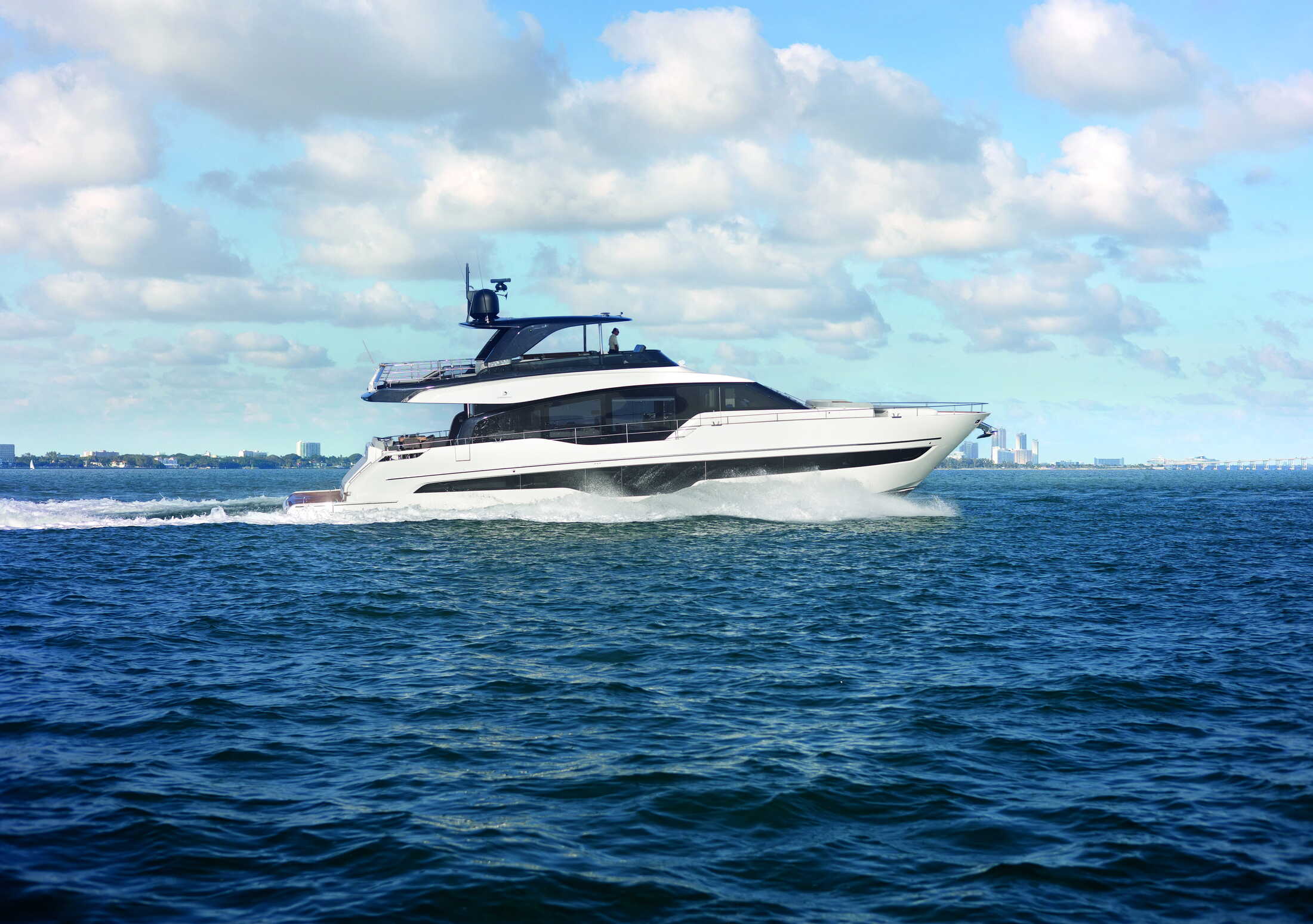Prémium motoros yacht nyílt vízen